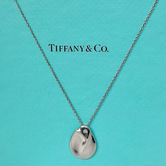 Tiffany & Co - Elsa Peretti 925 Silver Madonna Pendant on 17” chain - Picture 2 of 14